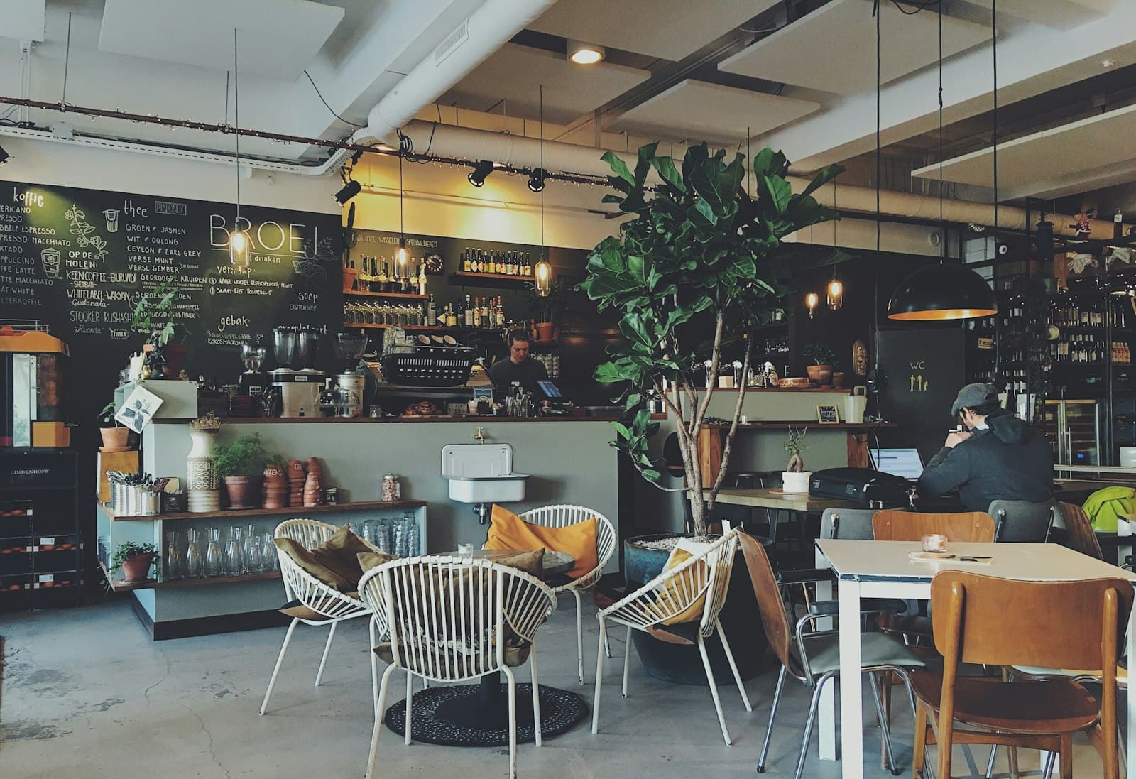 Gemütliches Café mit Barista-Bereich