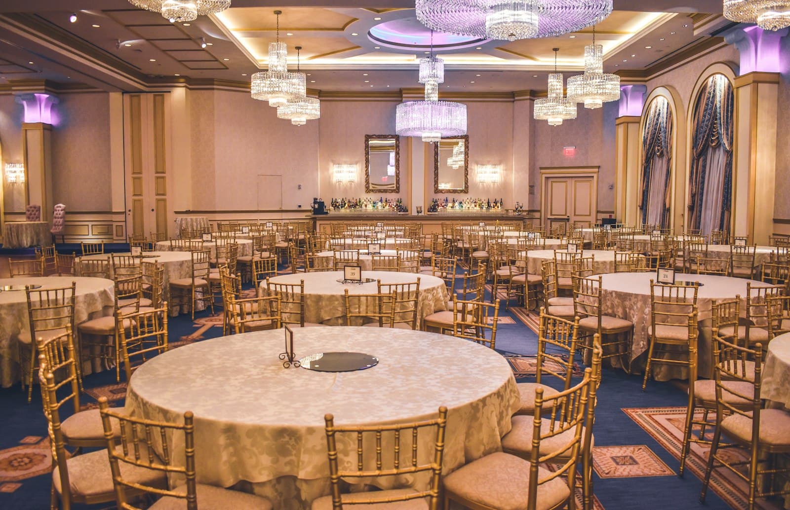 Festlich eingedeckte Eventlocation