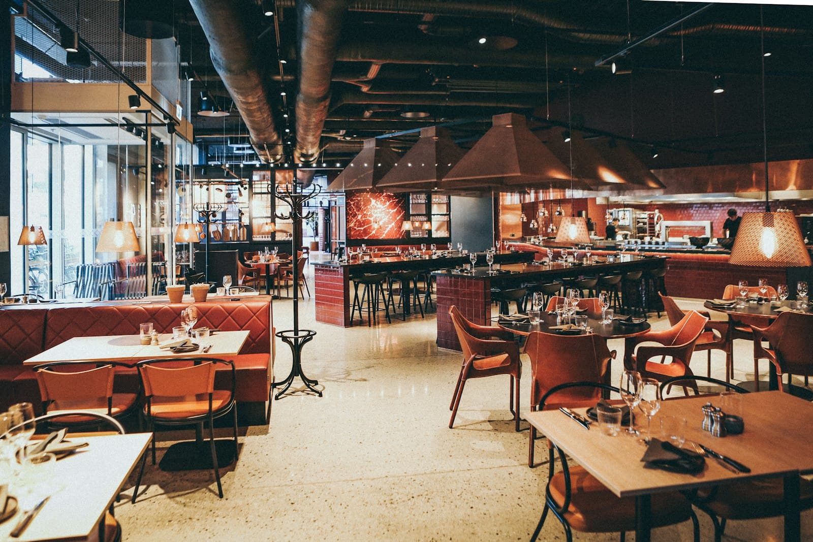 Moderner Restaurantbereich fuer mehrere Standorte